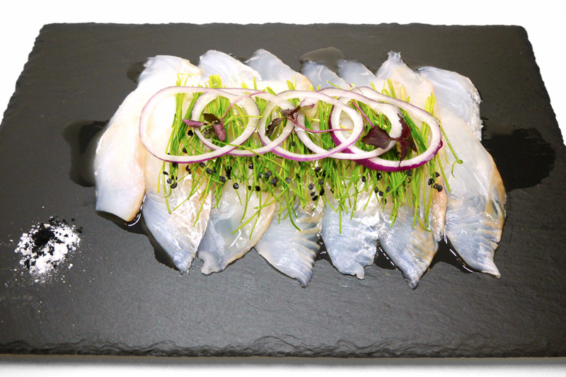 イーキュービックのオーガニック野菜パウダー「パウダーパレット」で作った白身魚のカルパッチョ